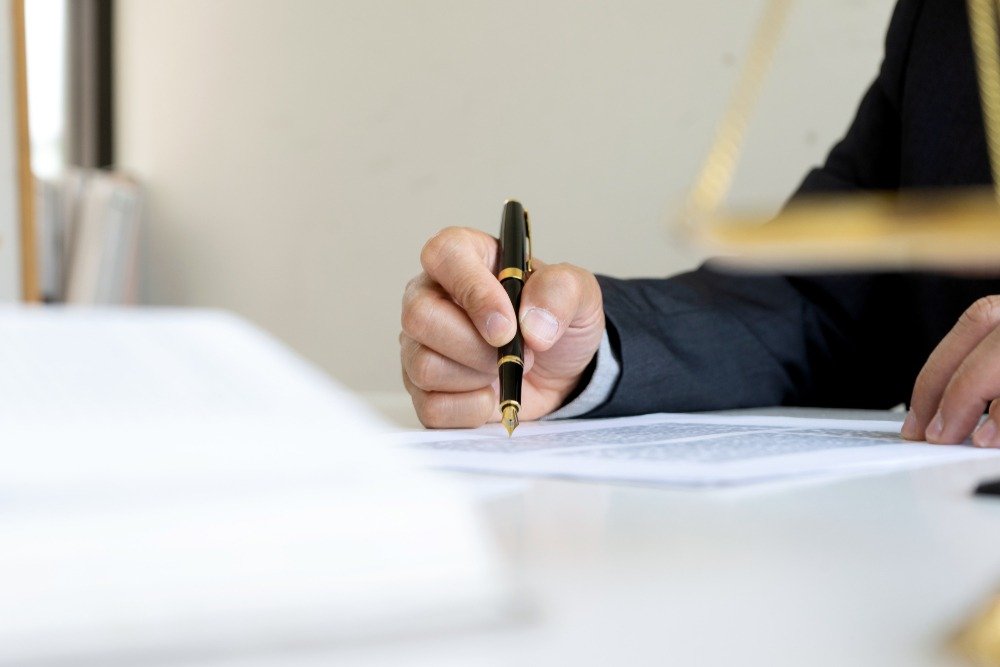 Persona firmando un acuerdo de prestación de servicios